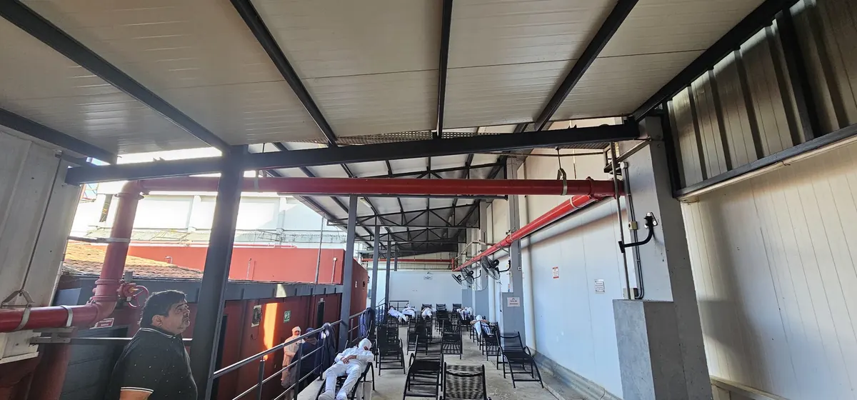Galería techada del área de descanso