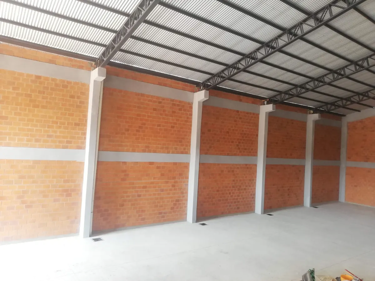 Nave con estructura metálica y ladrillo visto