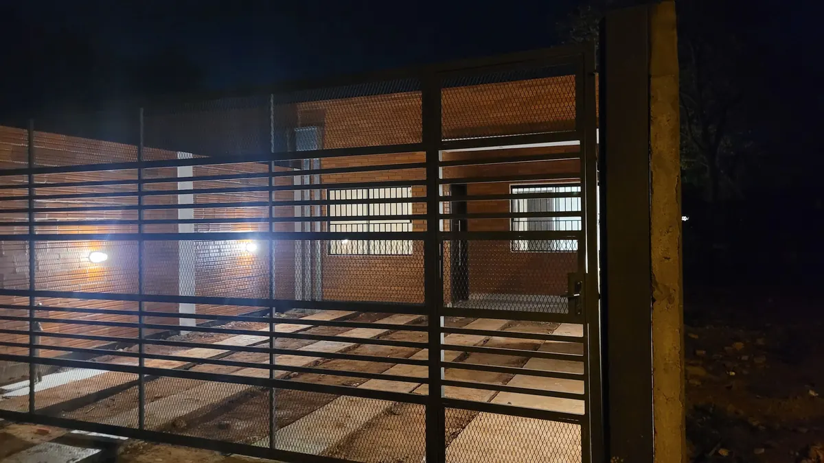 Reja y fachada iluminadas de noche