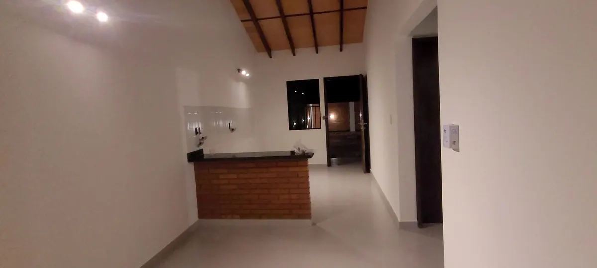 Interior con cocina y techo de madera
