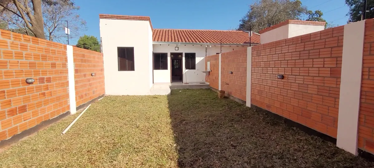 Patio con caminero y muro de ladrillo visto
