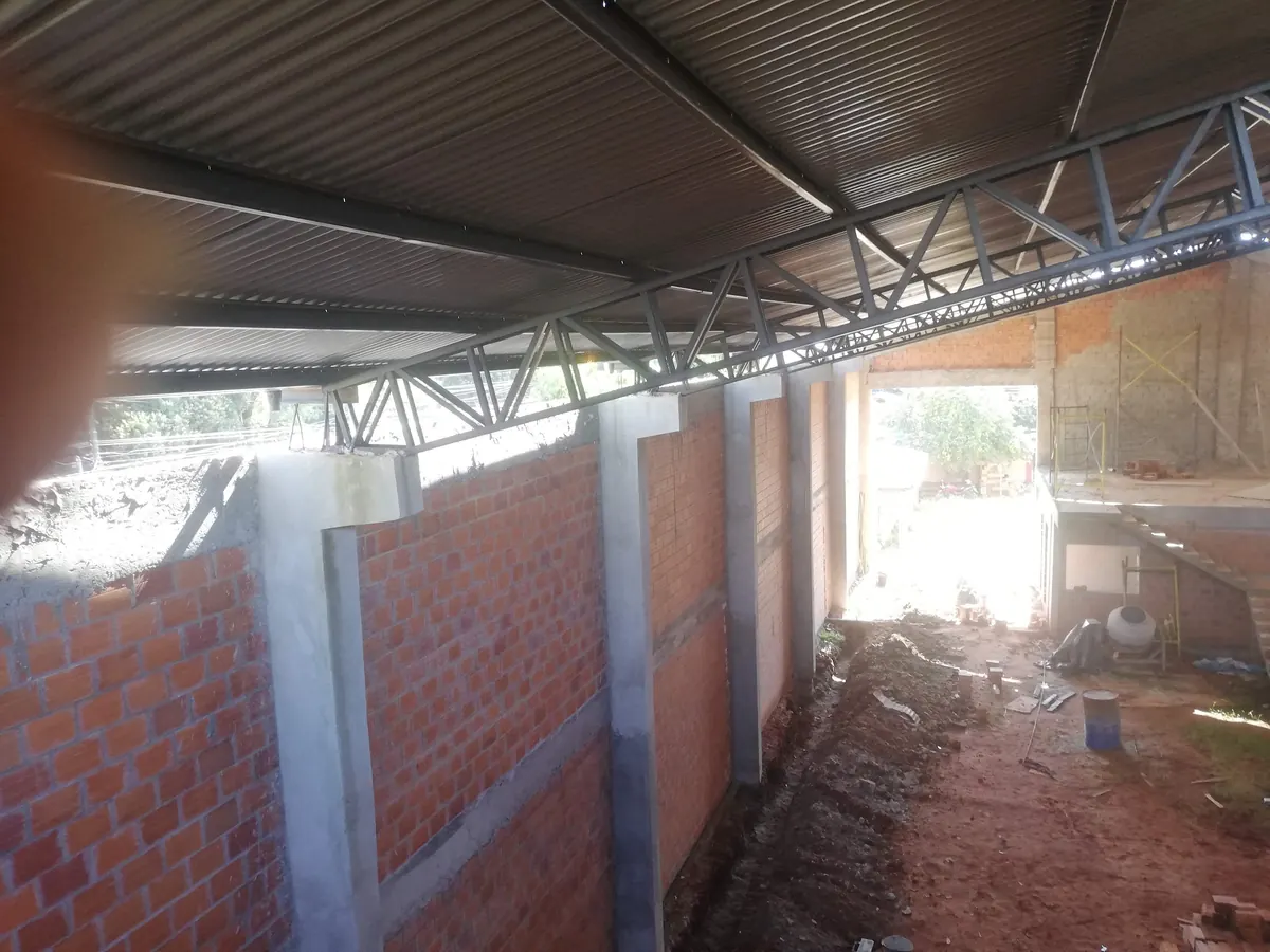 Cerramientos de ladrillo y cubierta metálica en obra