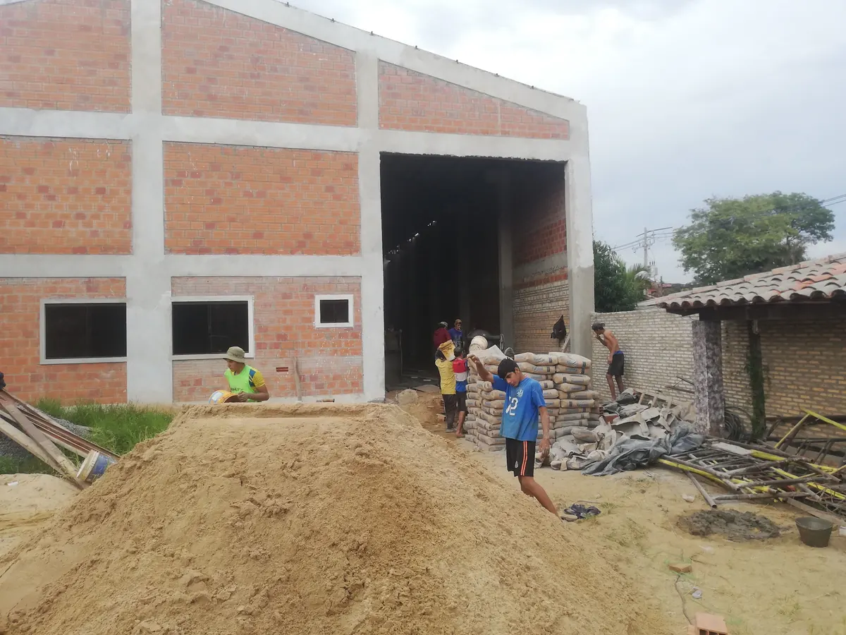Fachada del galpón durante la obra
