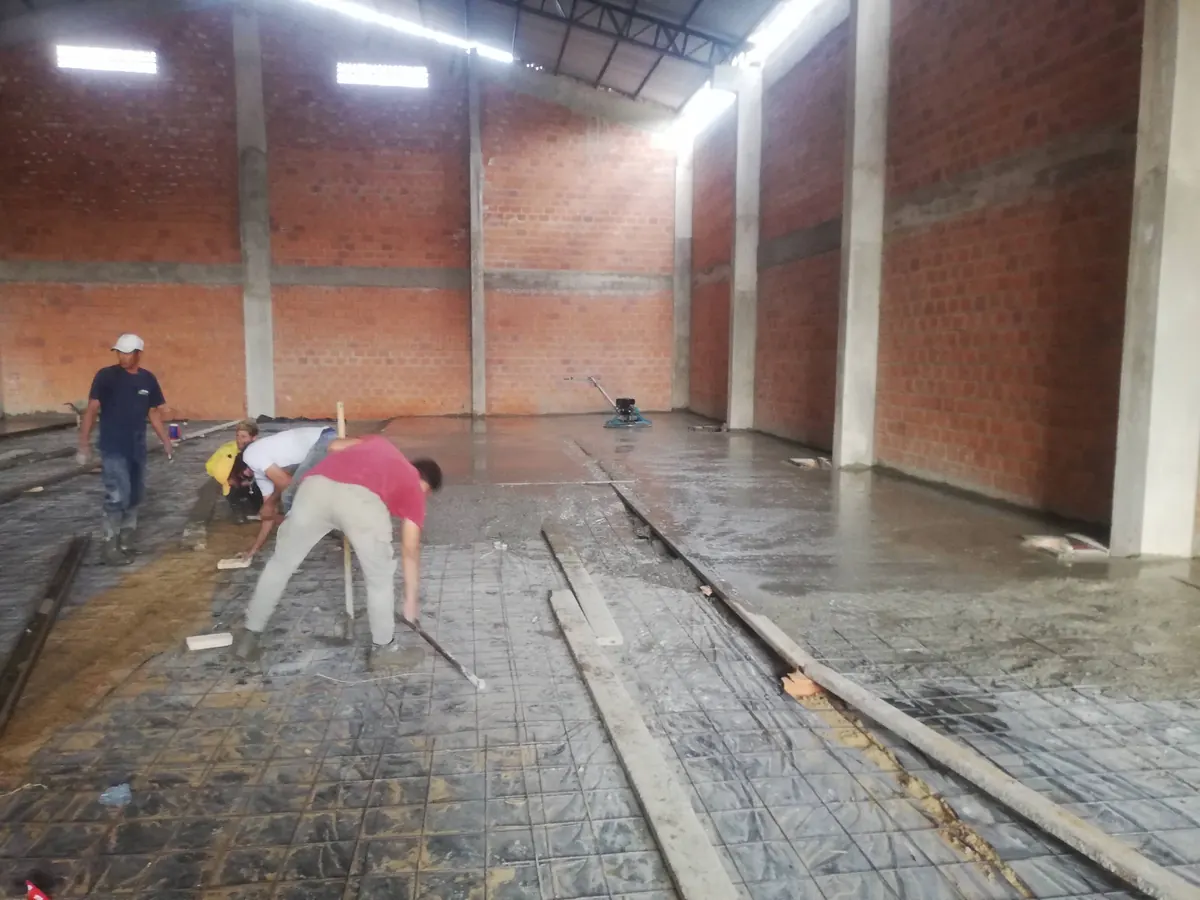 Hormigonado del piso de la nave