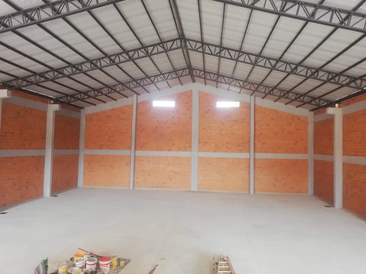 Nave terminada con piso de hormigón