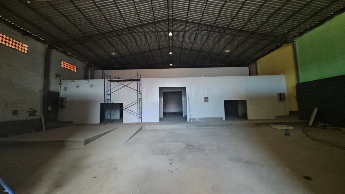 Interior de la nave con cámaras de frío