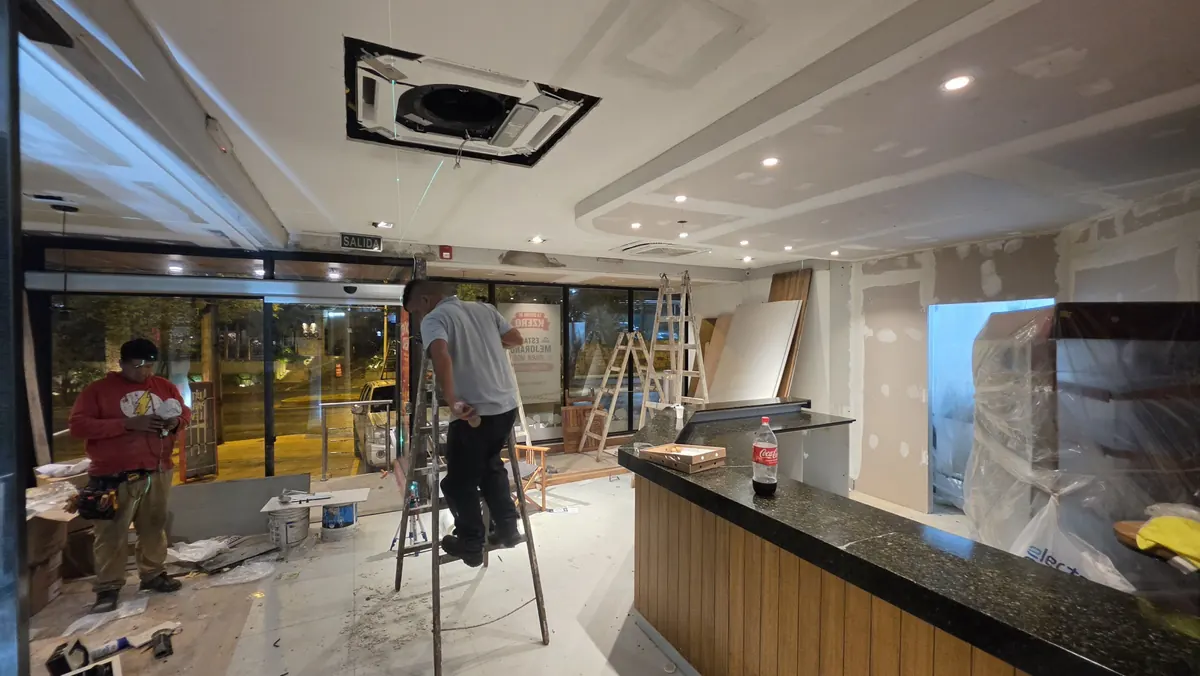 Interior del local con mostrador en obra