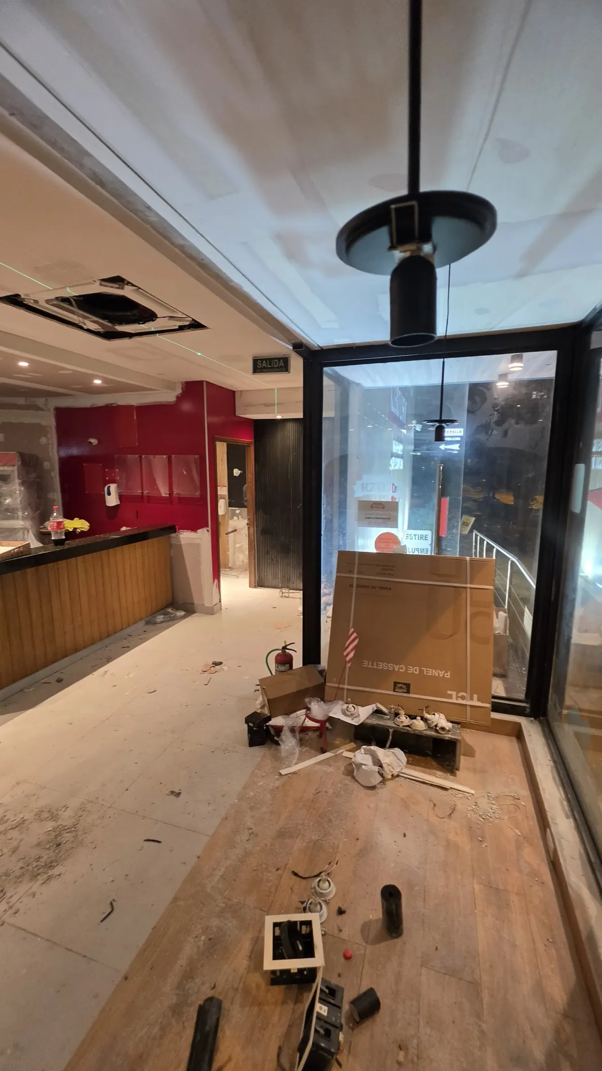 Interior del local durante las terminaciones