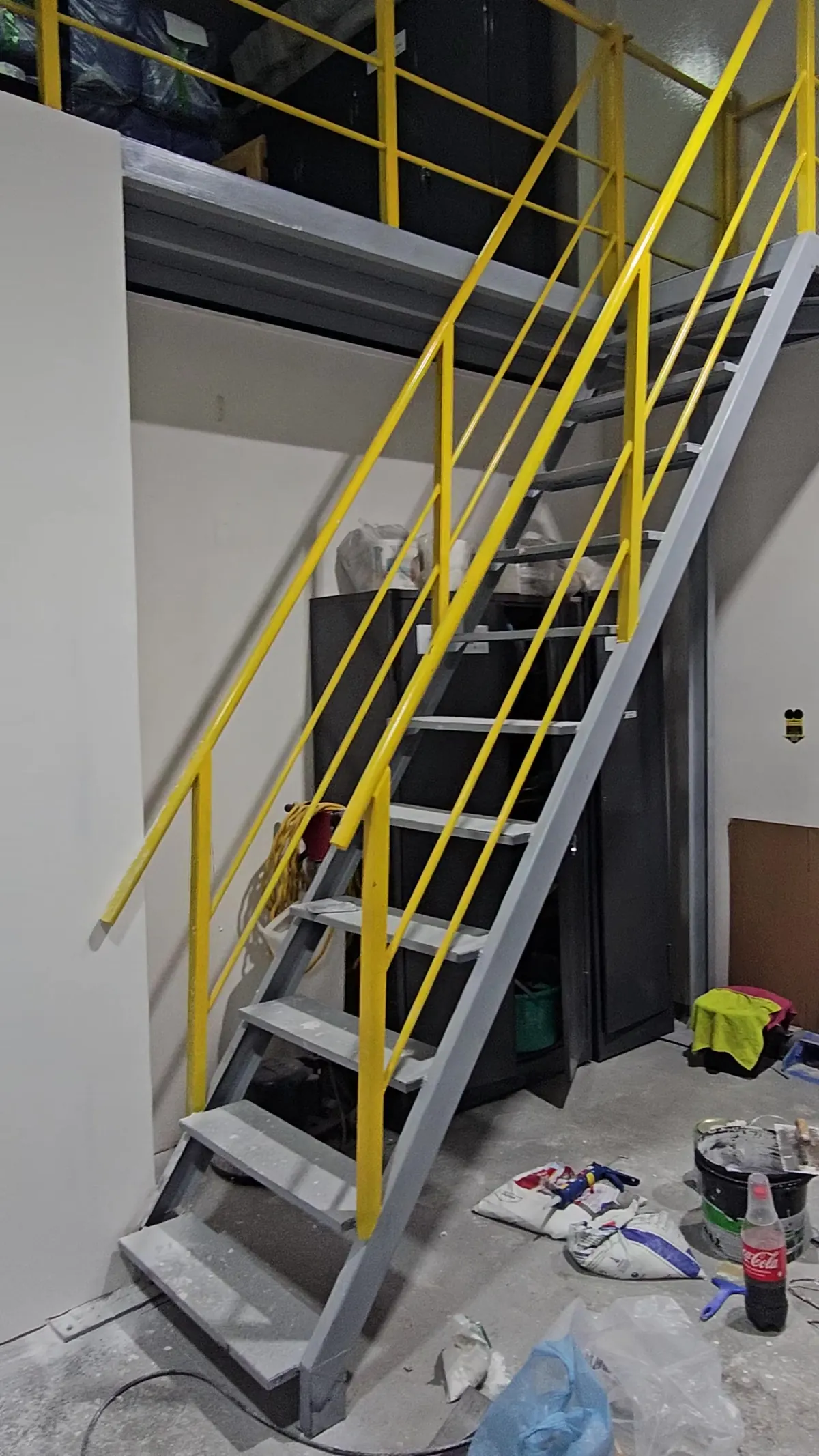 Escalera metálica y tabiques
