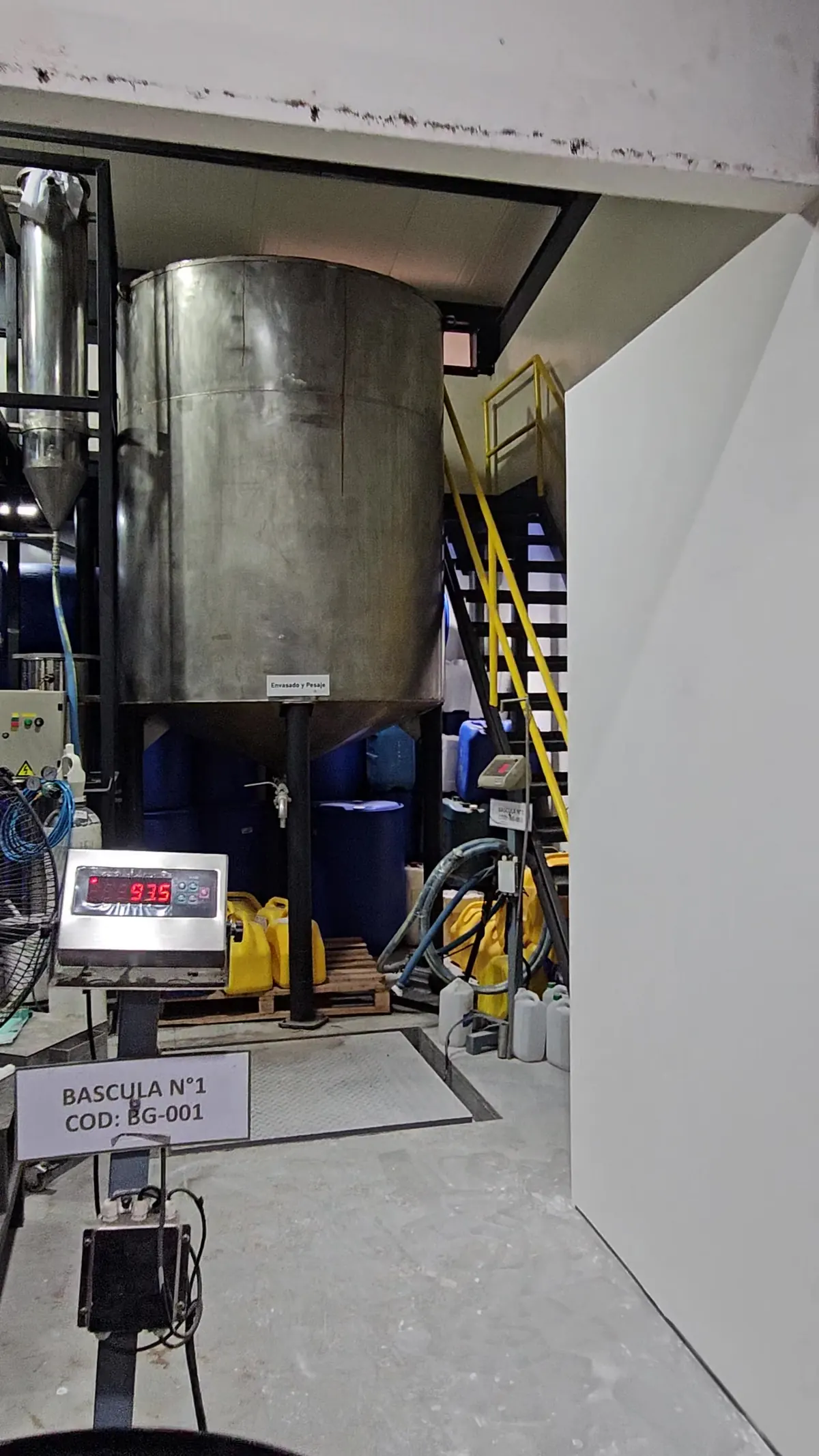 Interior de la planta con tanque y escalera