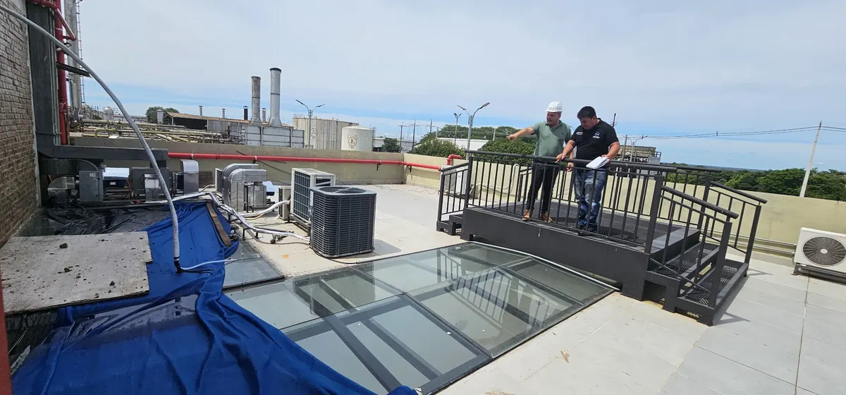 Terraza técnica con claraboya durante la obra