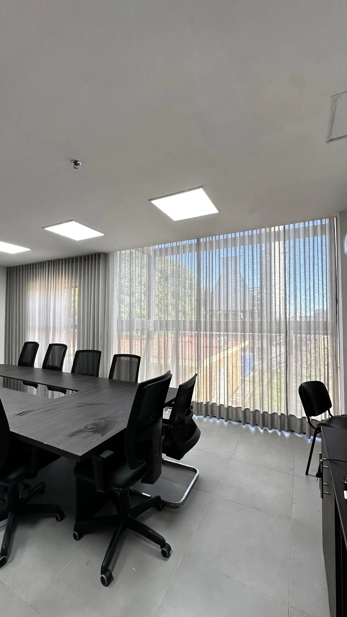 Sala de reuniones con ventanales y cortinas