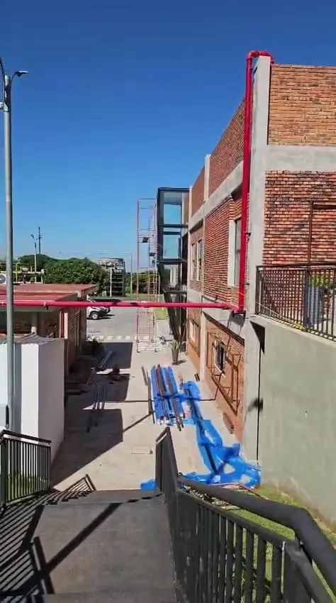 Rampa y barandas de acceso al edificio