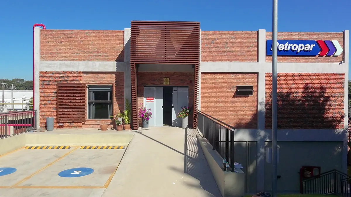 Acceso principal del edificio de Petropar con rampa y estacionamiento