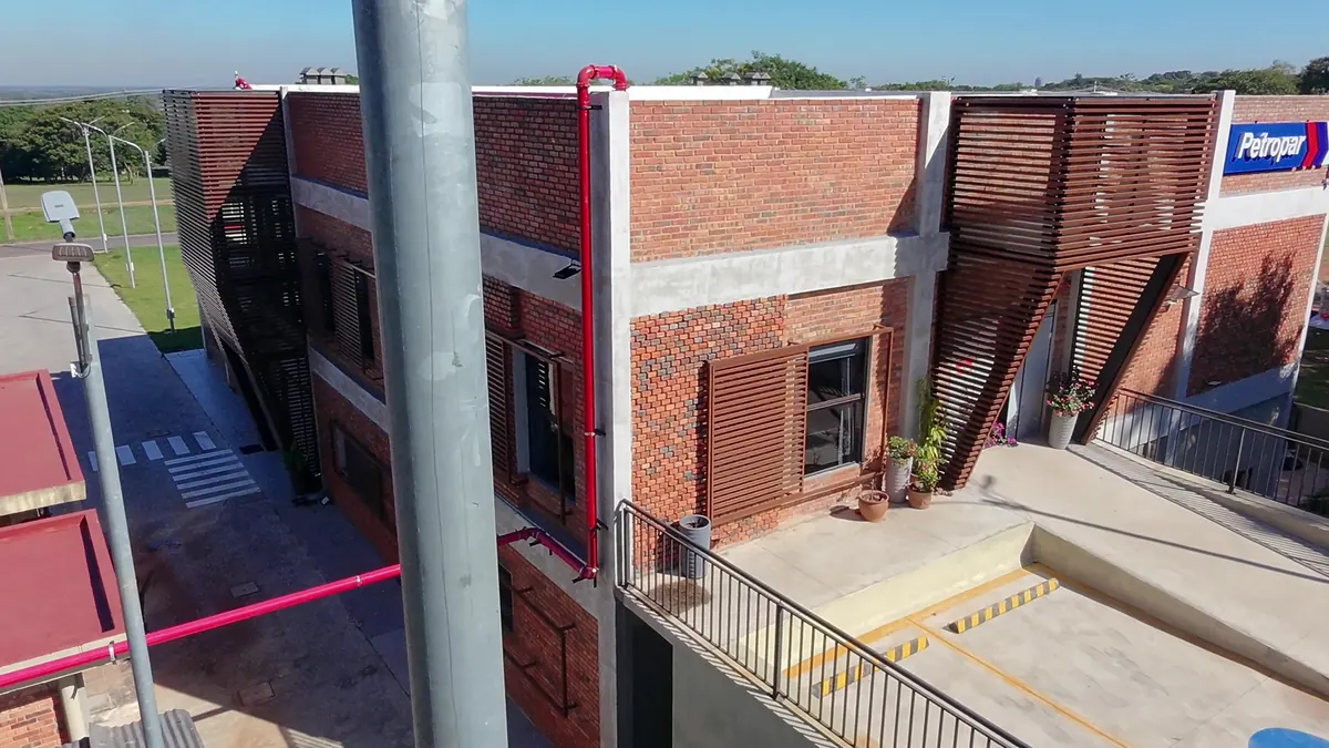 Edificio de Petropar de ladrillo visto con rampas de acceso, visto desde arriba