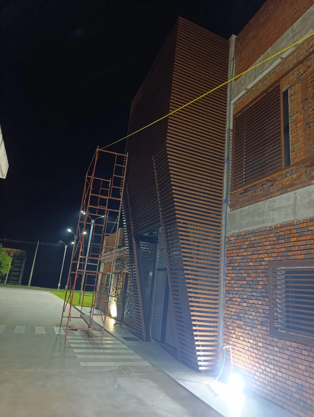Lateral del edificio de noche con la celosía iluminada