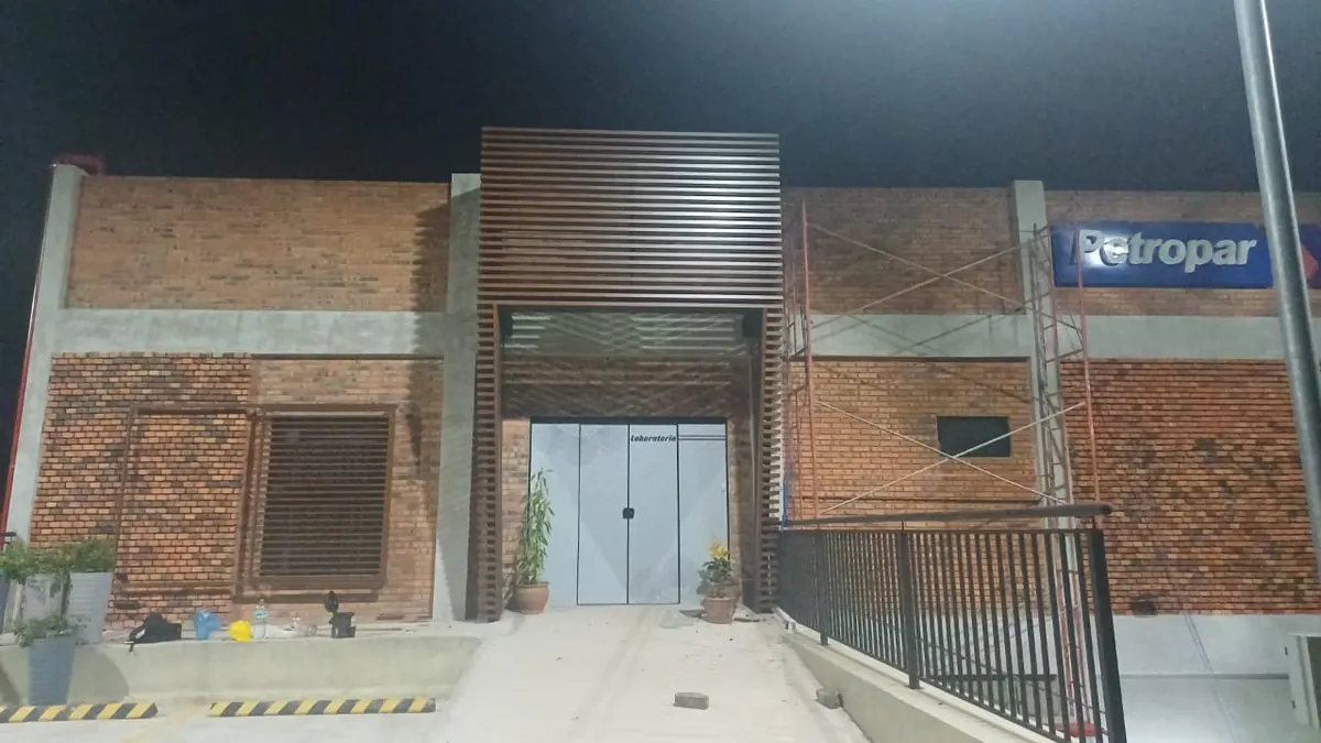 Fachada del edificio iluminada de noche