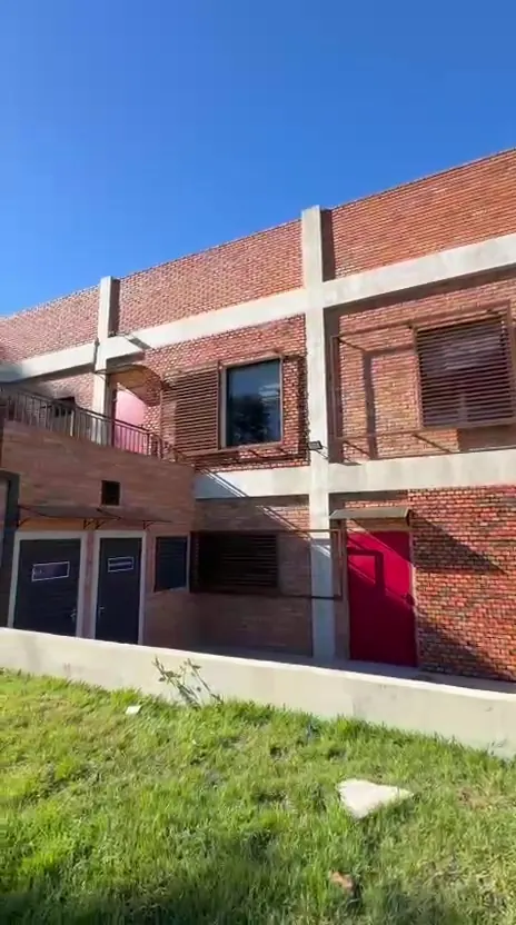 Esquina del edificio con estructura de hormigón y ladrillo visto