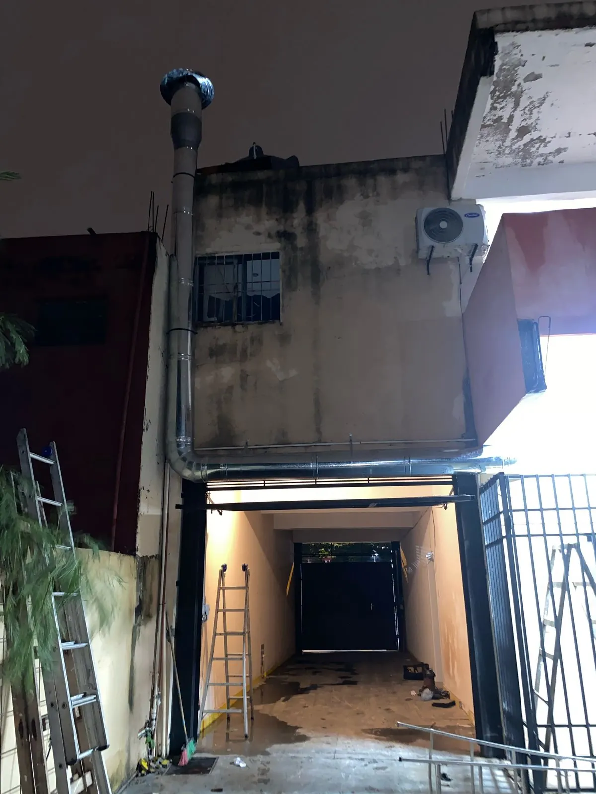 Frente de la tienda durante la obra