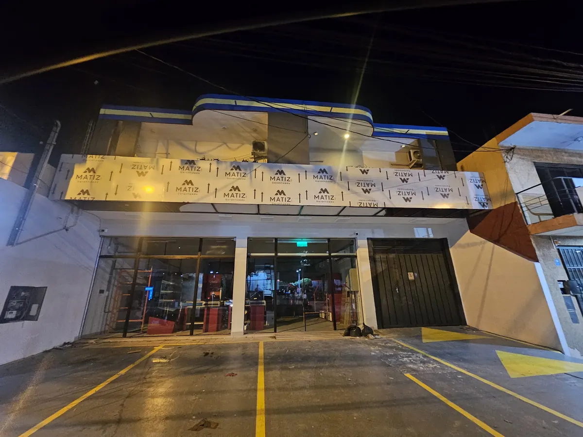 Fachada iluminada de noche