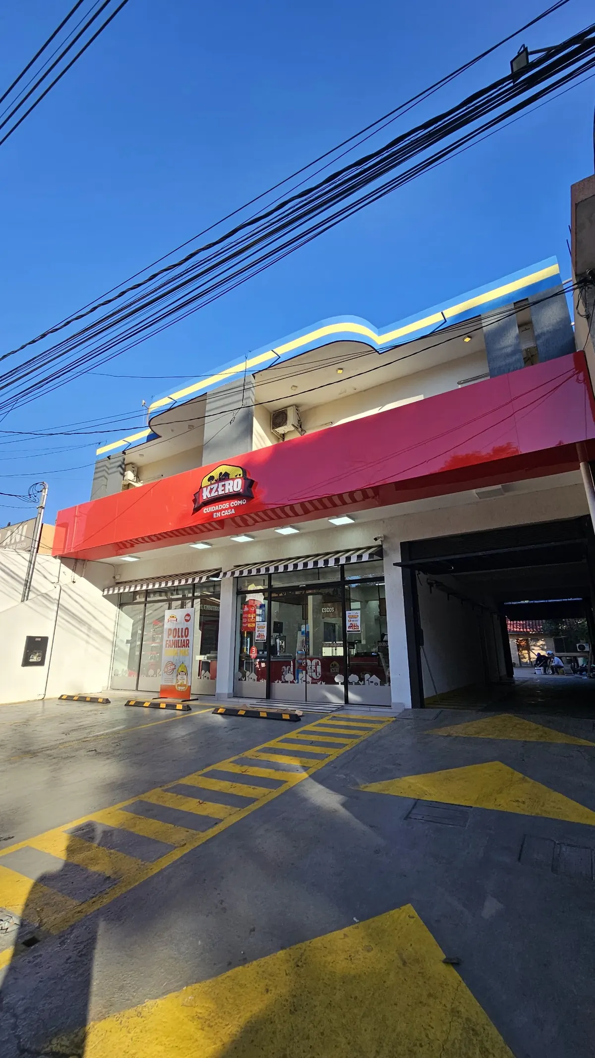 Frente de la tienda con la imagen de Kzero