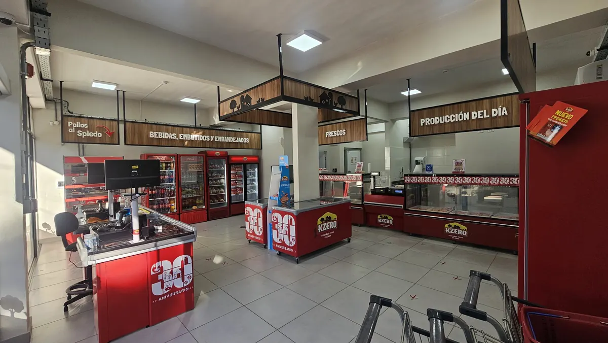 Interior de la tienda con mostradores rojos