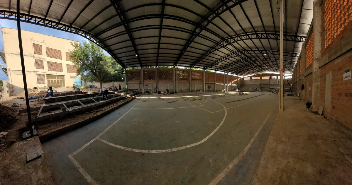 Cancha del polideportivo bajo la cubierta metálica