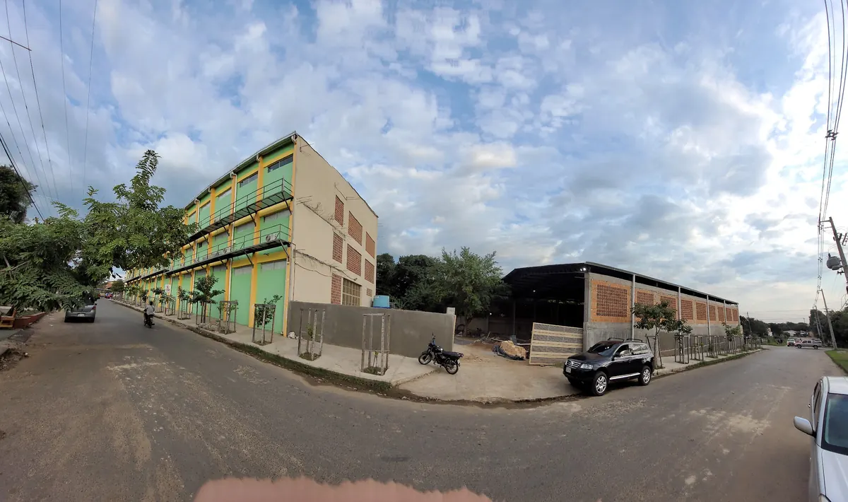 Edificio del colegio y polideportivo desde la calle