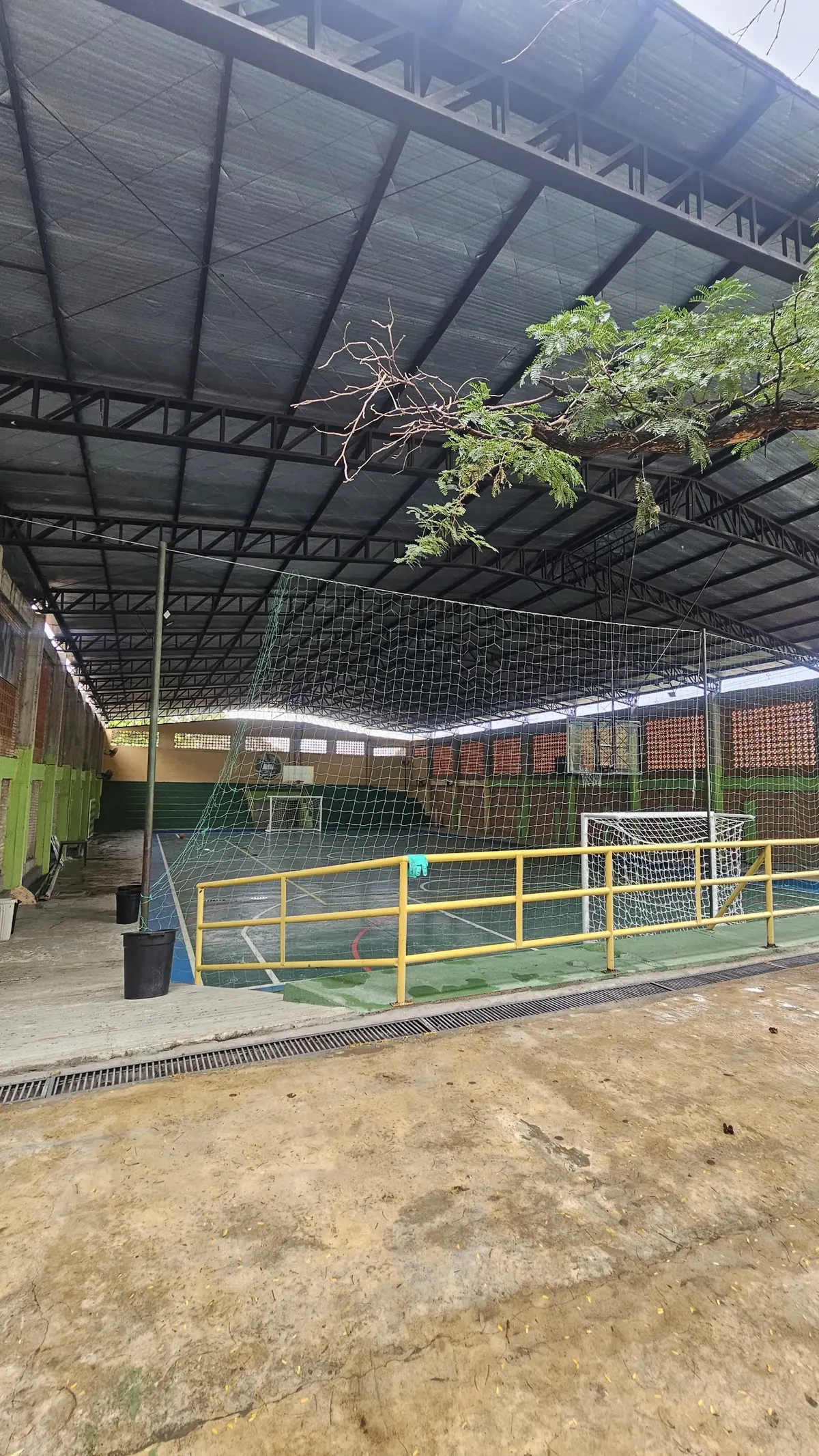 Acceso lateral a la cancha techada