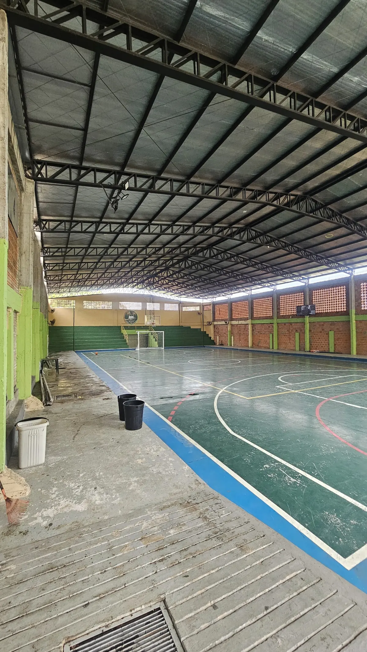 Cancha y gradas bajo techo