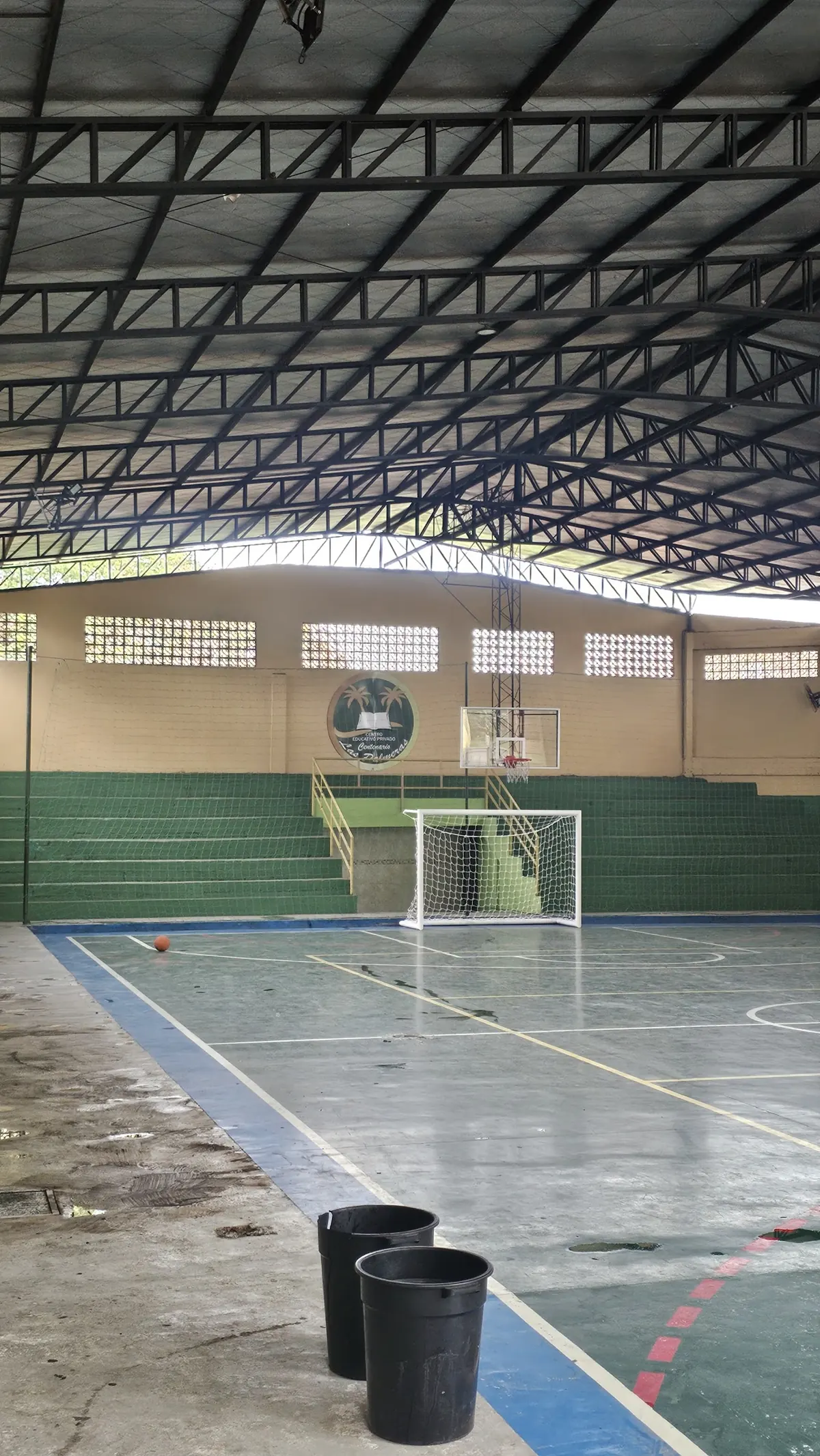 Cancha con arcos y gradas