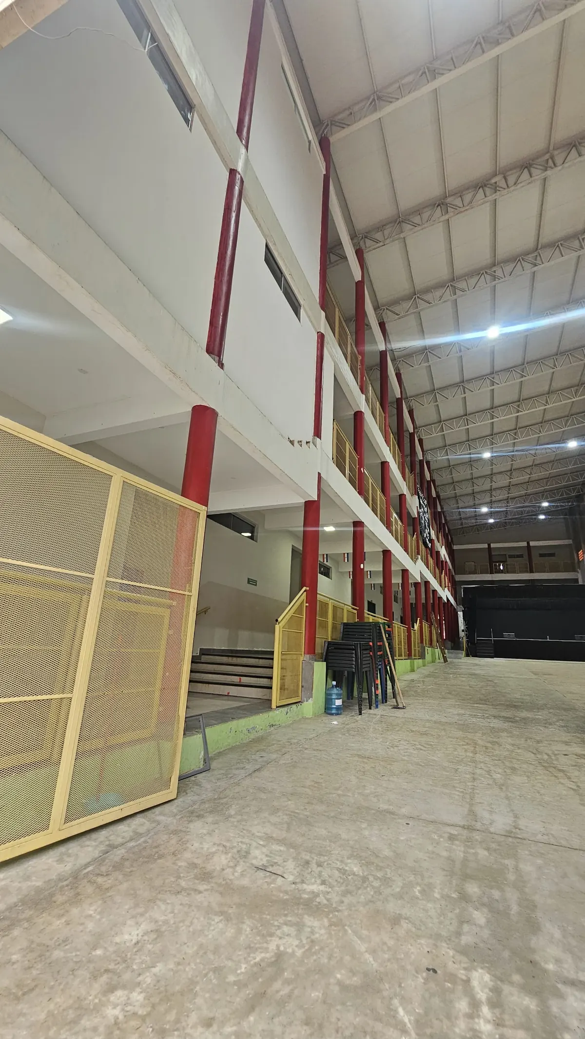 Pasillo lateral del polideportivo