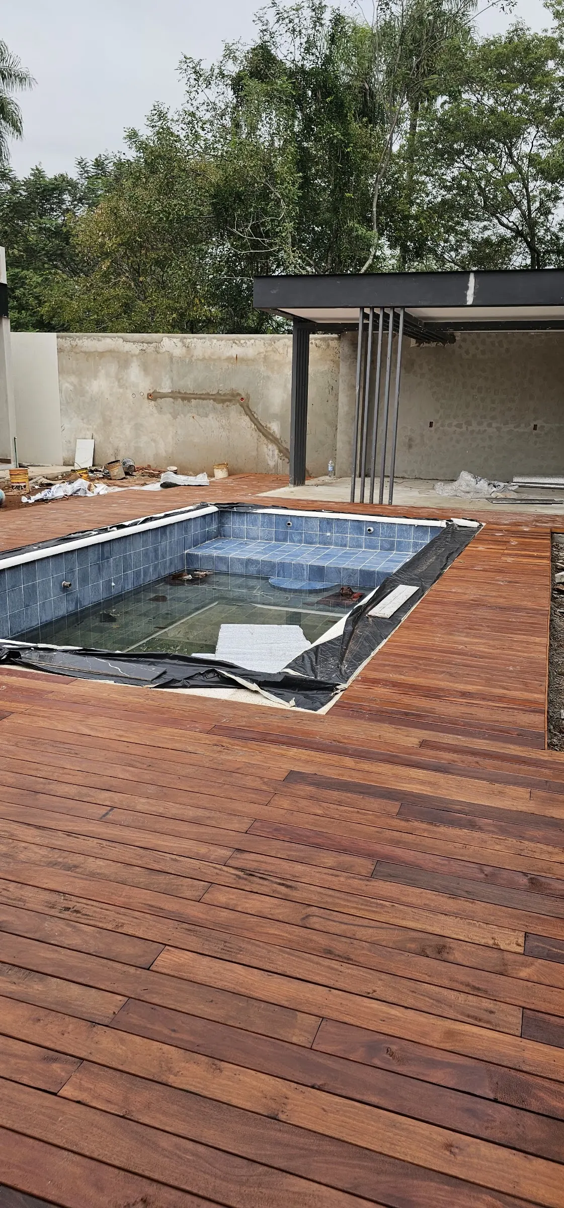 Colocación del deck de madera junto a la piscina