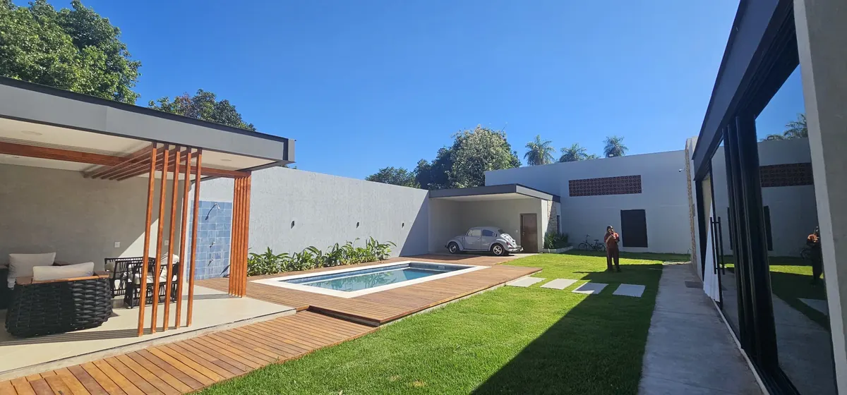 Quincho con listones de madera junto a la piscina