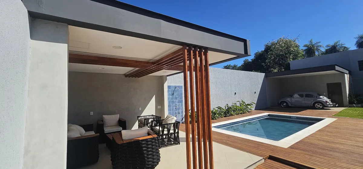Quincho techado con vista a la piscina