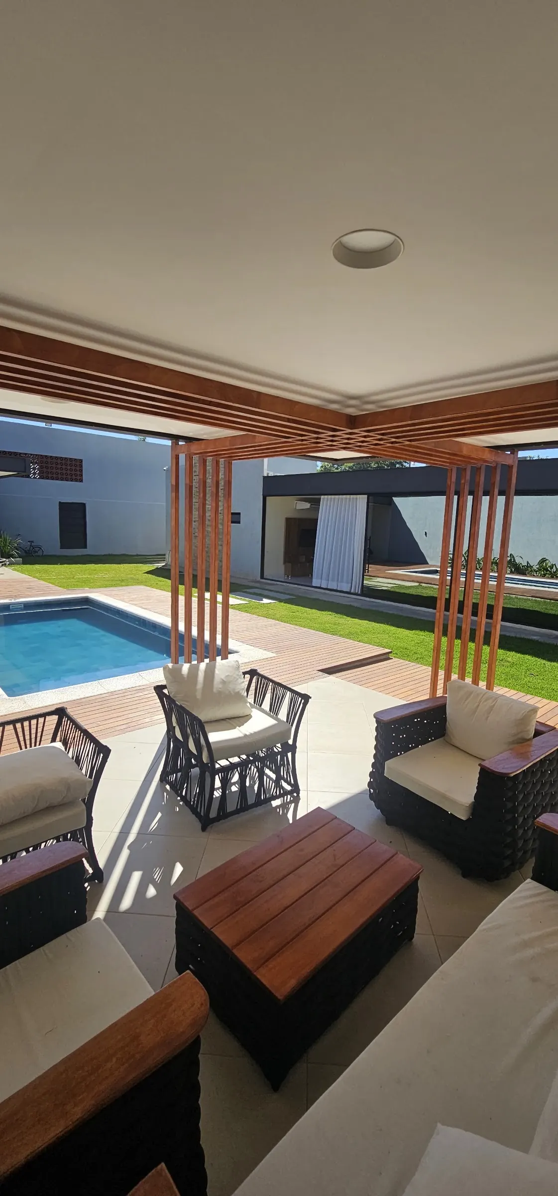Quincho con vigas de madera y piscina