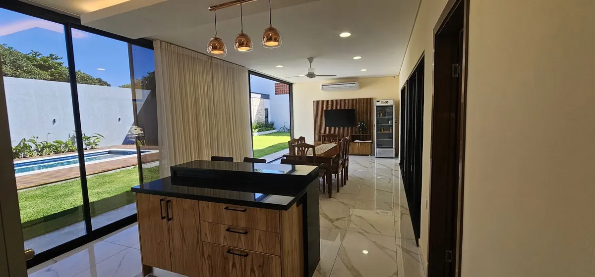 Cocina con isla y vista al jardín