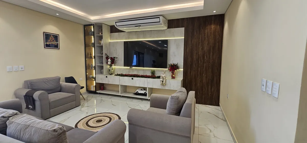 Living con mueble de TV y cielorraso con luz indirecta