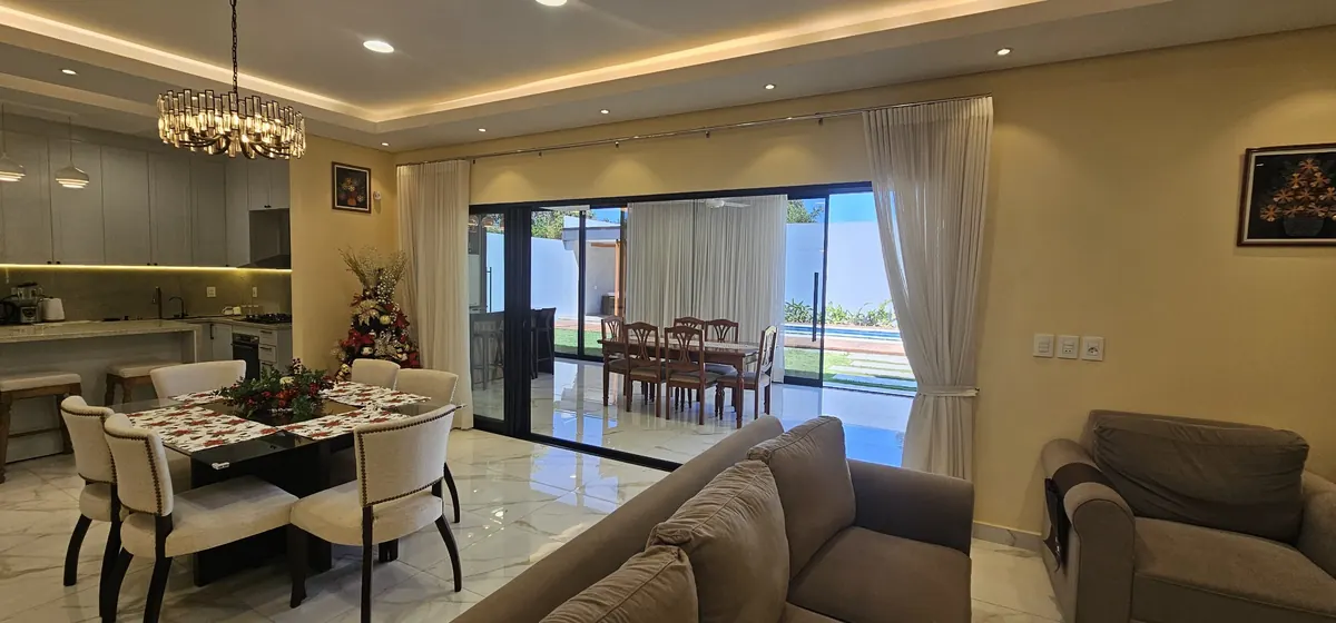 Comedor con aberturas de piso a techo