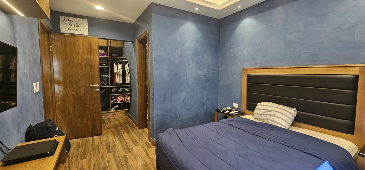 Dormitorio con revestimiento de madera