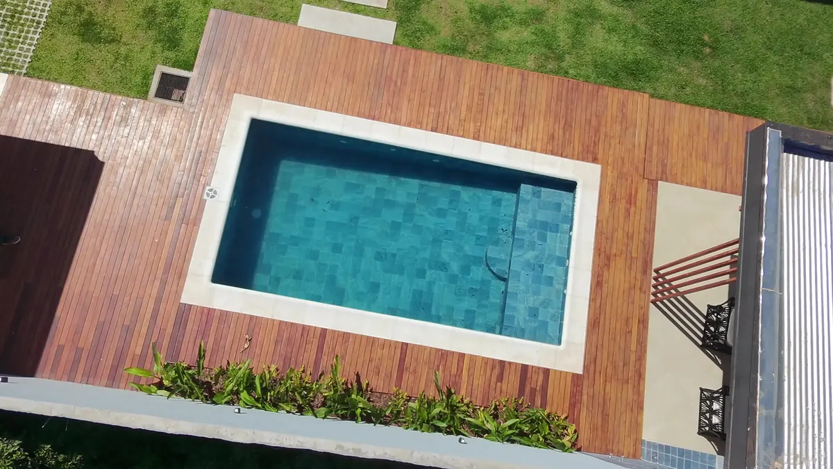 Piscina y deck vistos desde arriba