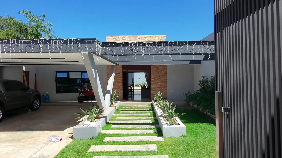 Acceso con camineros de piedra y cochera techada