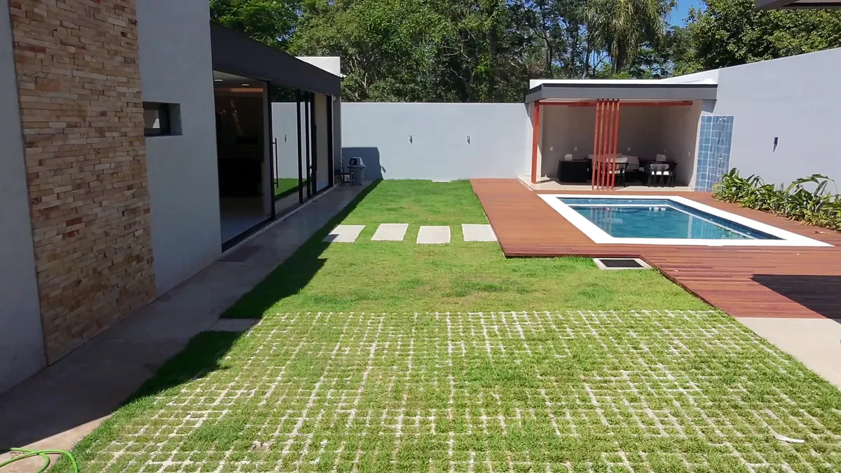 Vista aérea del jardín, la piscina y el quincho de la Residencial Ortiz