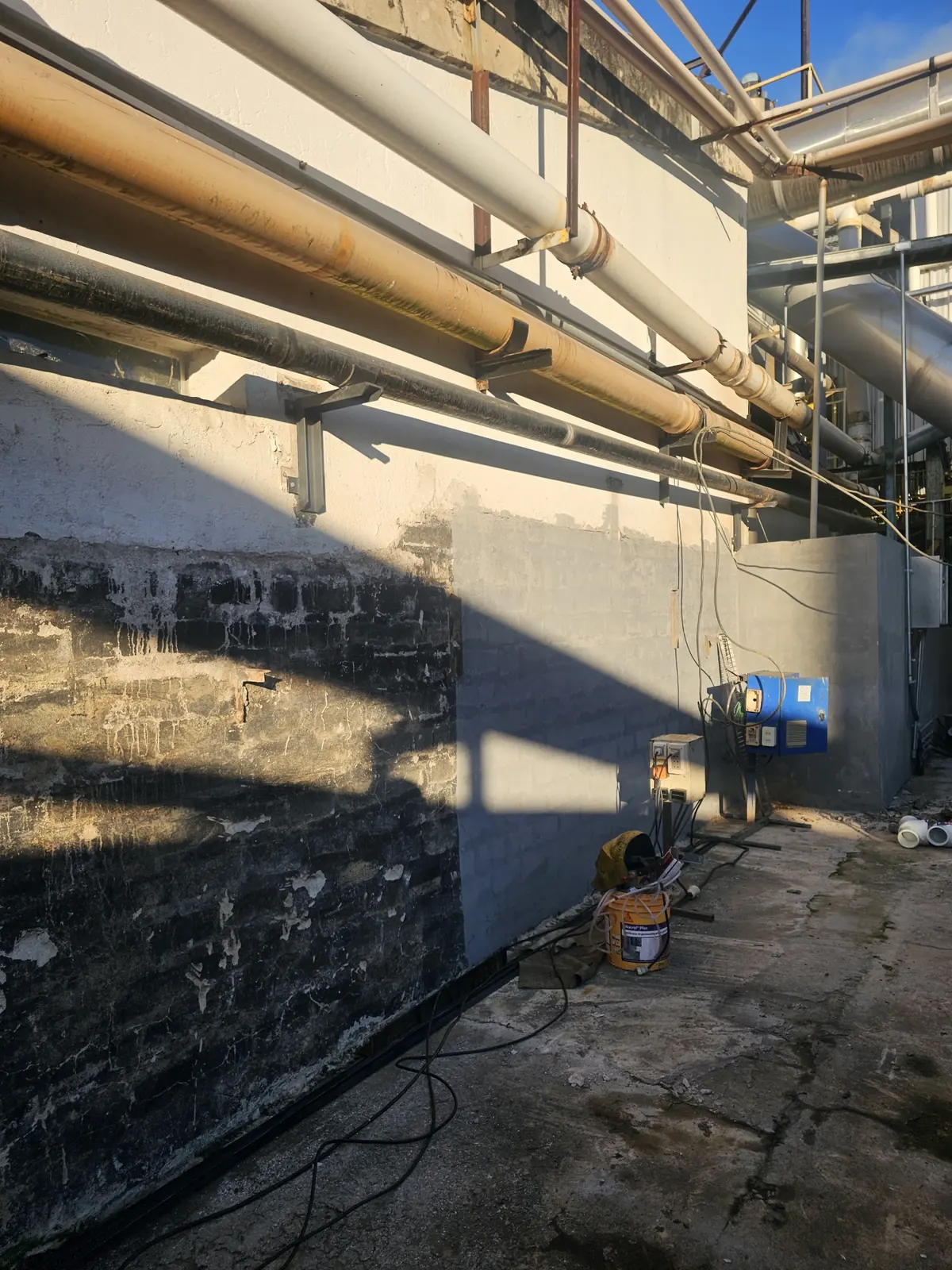 Muro y cañerías del sector biofiltro