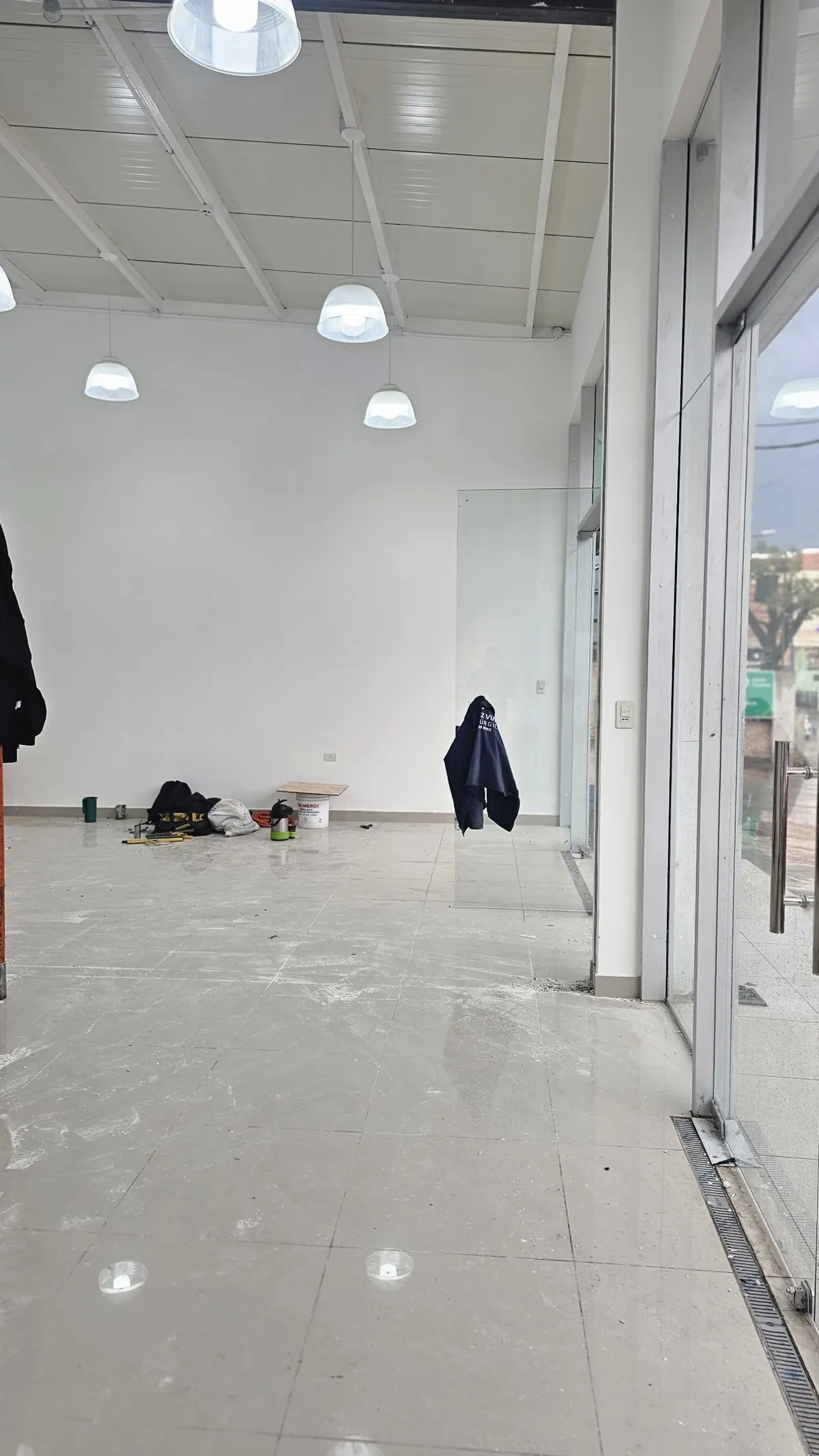 Salón interior con piso de porcelanato