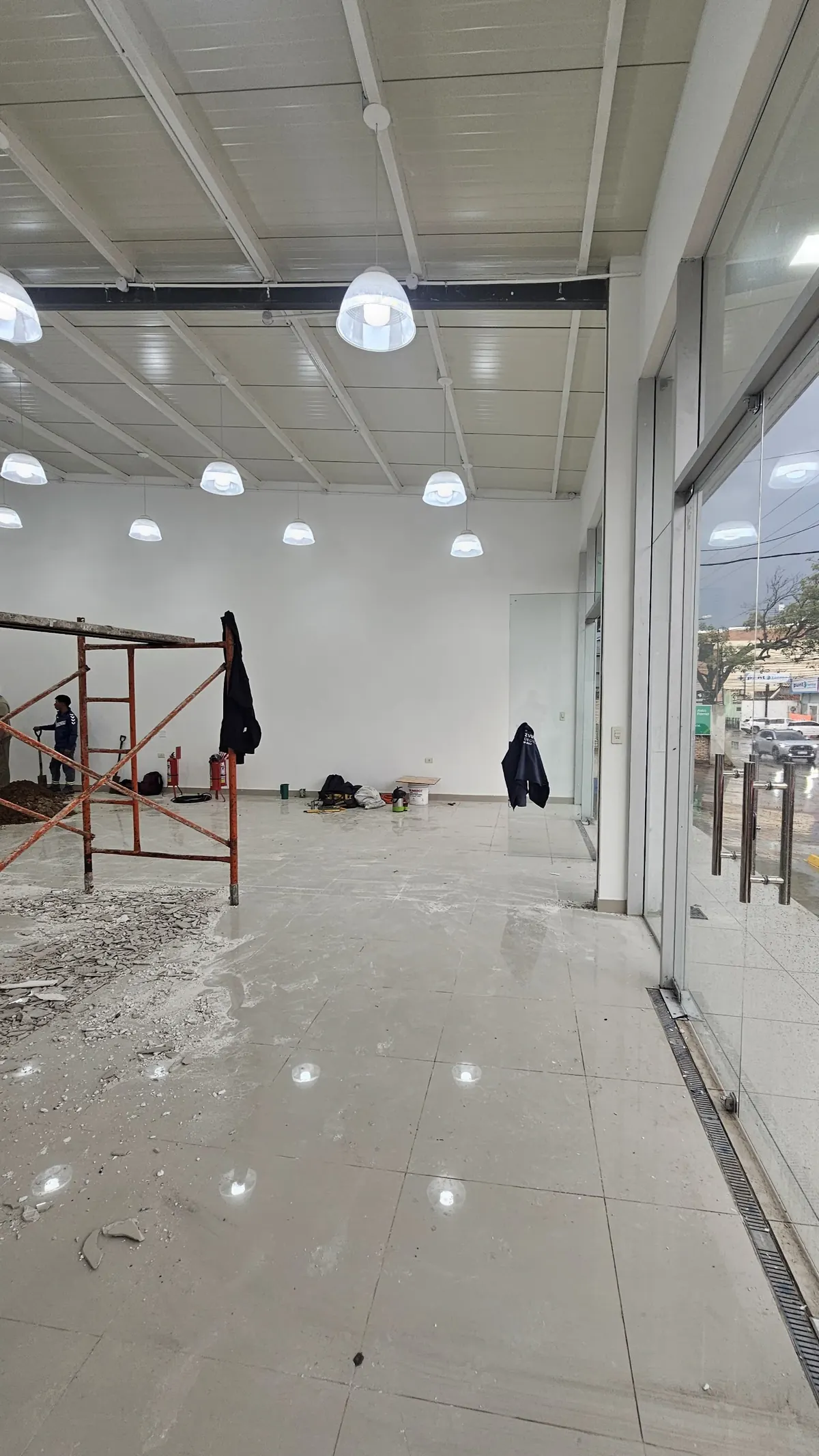 Interior de la tienda durante las terminaciones