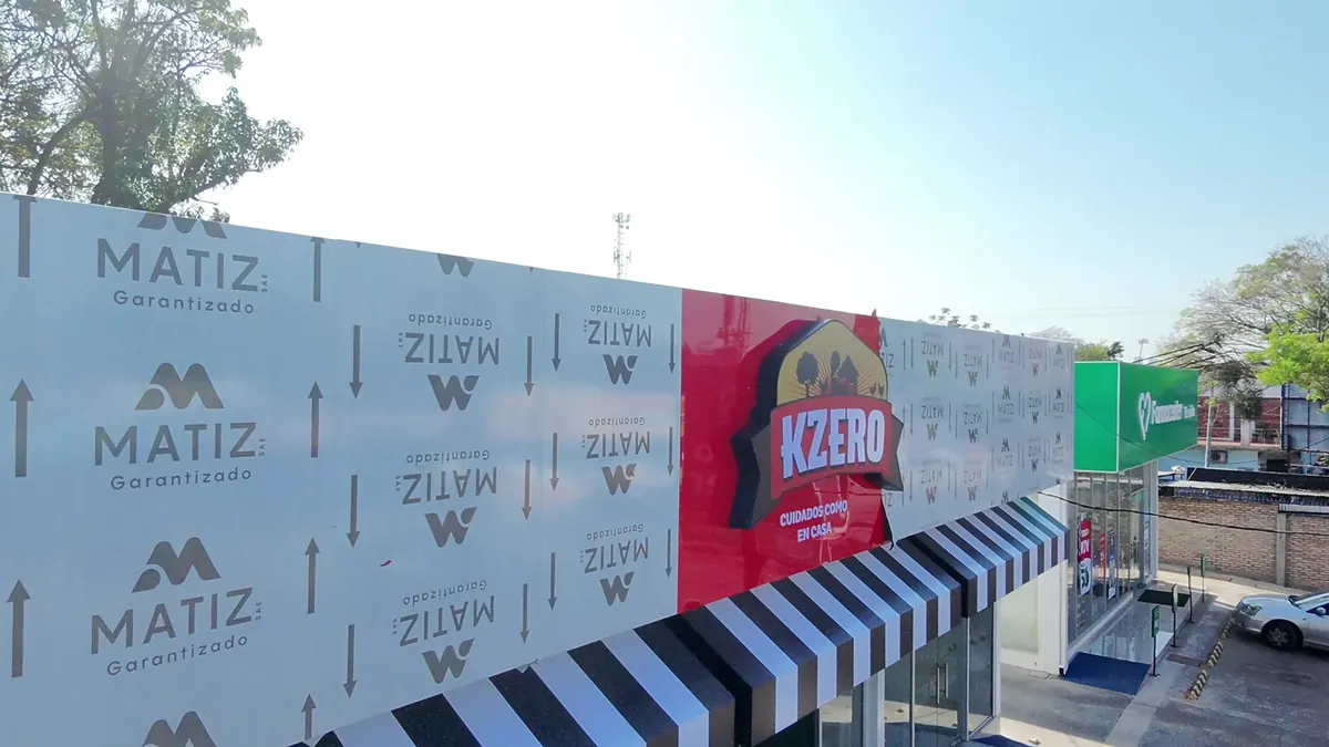 Toldos y cartel de Kzero sobre el frente vidriado