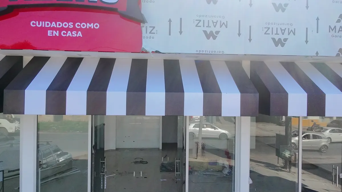 Toldos a rayas y cartel de Kzero