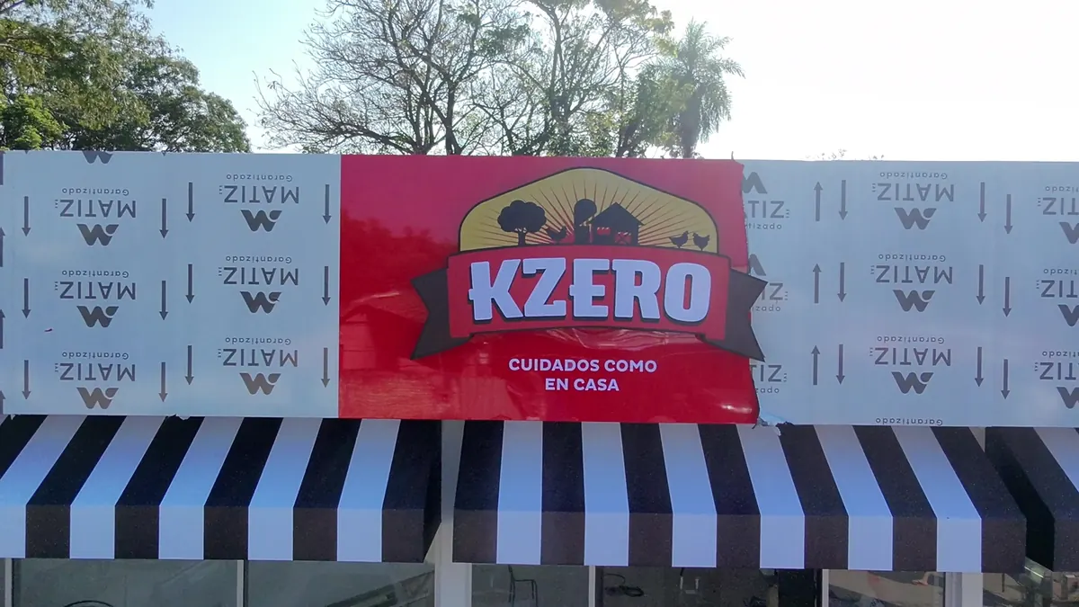 Cartel de Kzero sobre los toldos